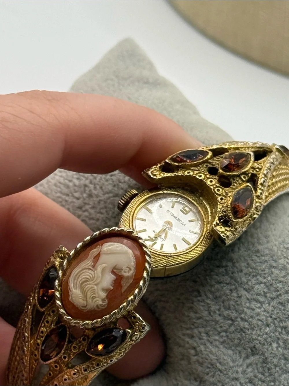 Vintage Geneva 17 Jewels Gold Tone w Rhinestone Hidden Bangle Watch Cameo